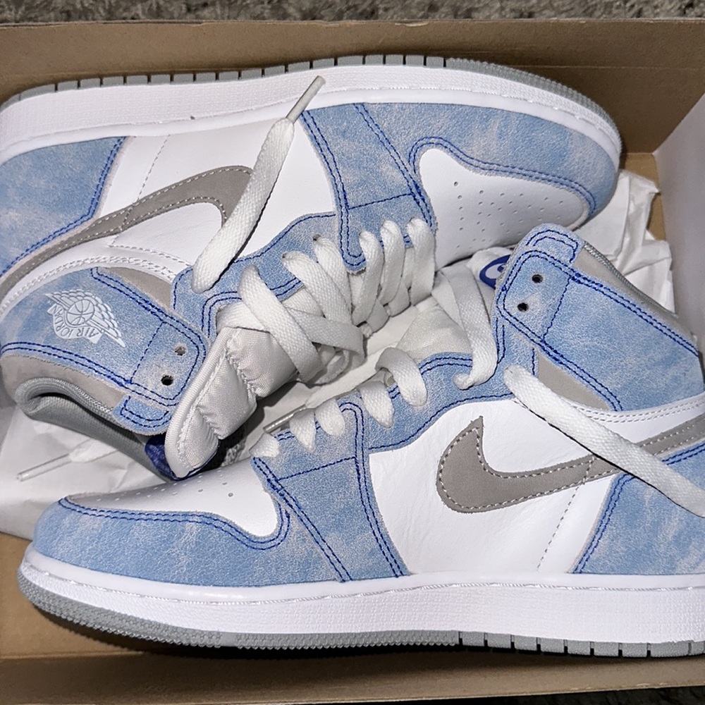 FINAL PRICE Air Jordan 1 Retro High: Hyper Royal
(GS)